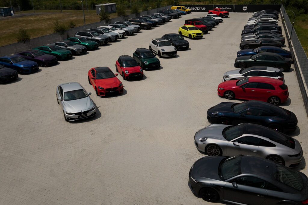 Parcarea exterioară United Drive cu zeci de mașini premium în stoc