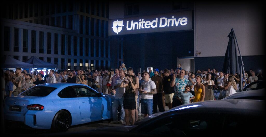 Comunitatea United Drive la showroom, seara United Drive Saturdays